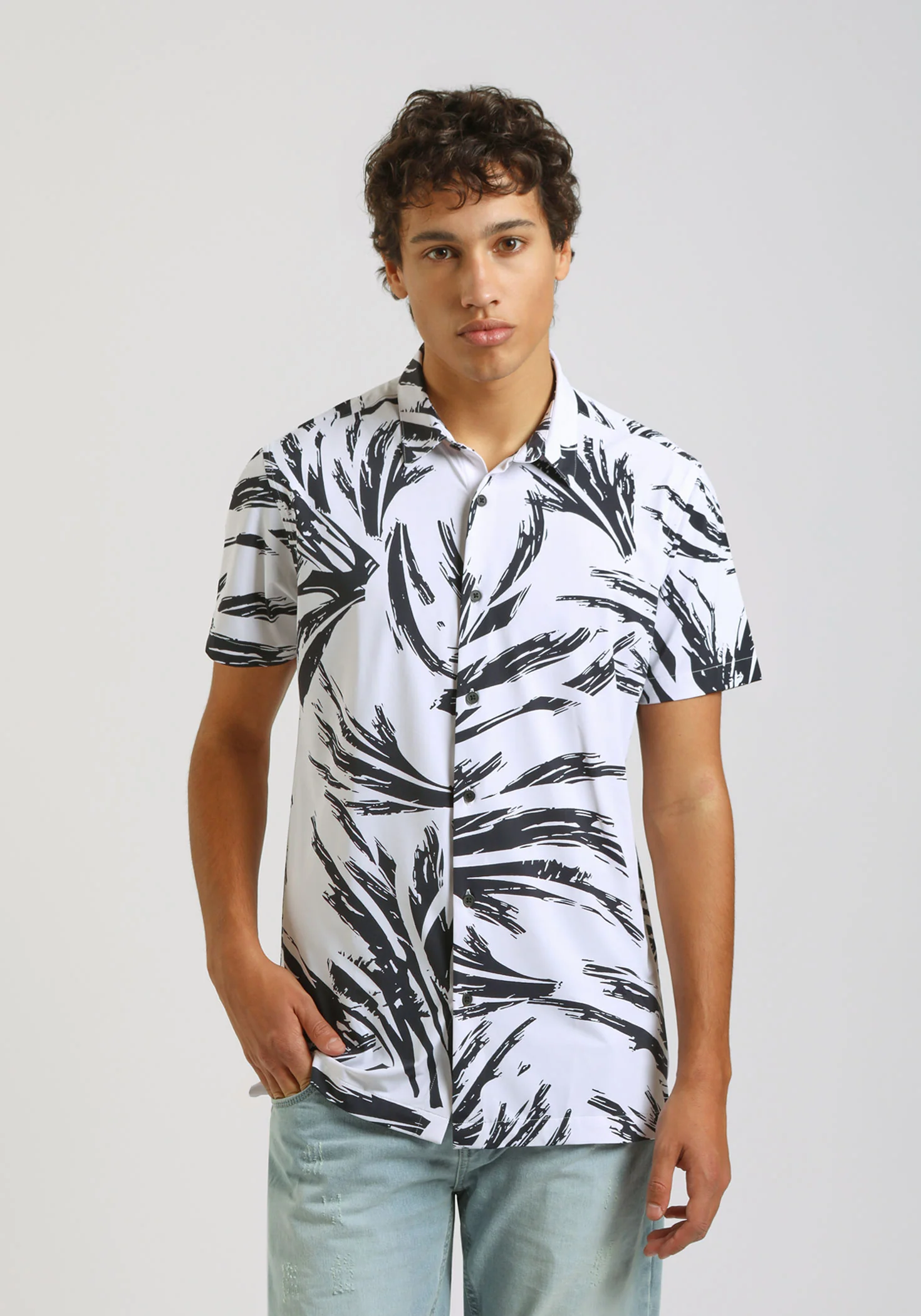Camicia mezza manica in tessuto elastico con fantasia