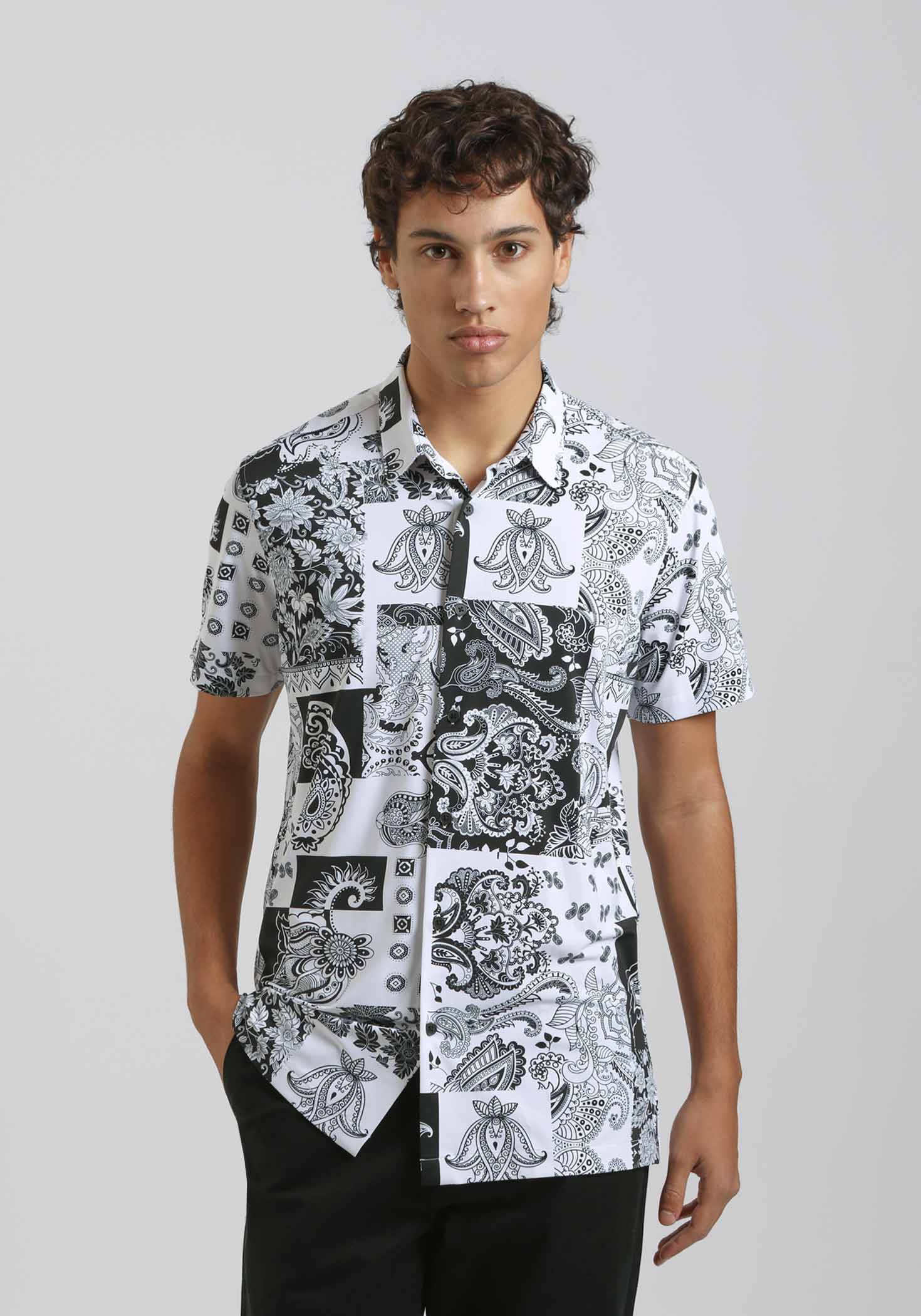 Camicia mezza manica in tessuto elastico con fantasia