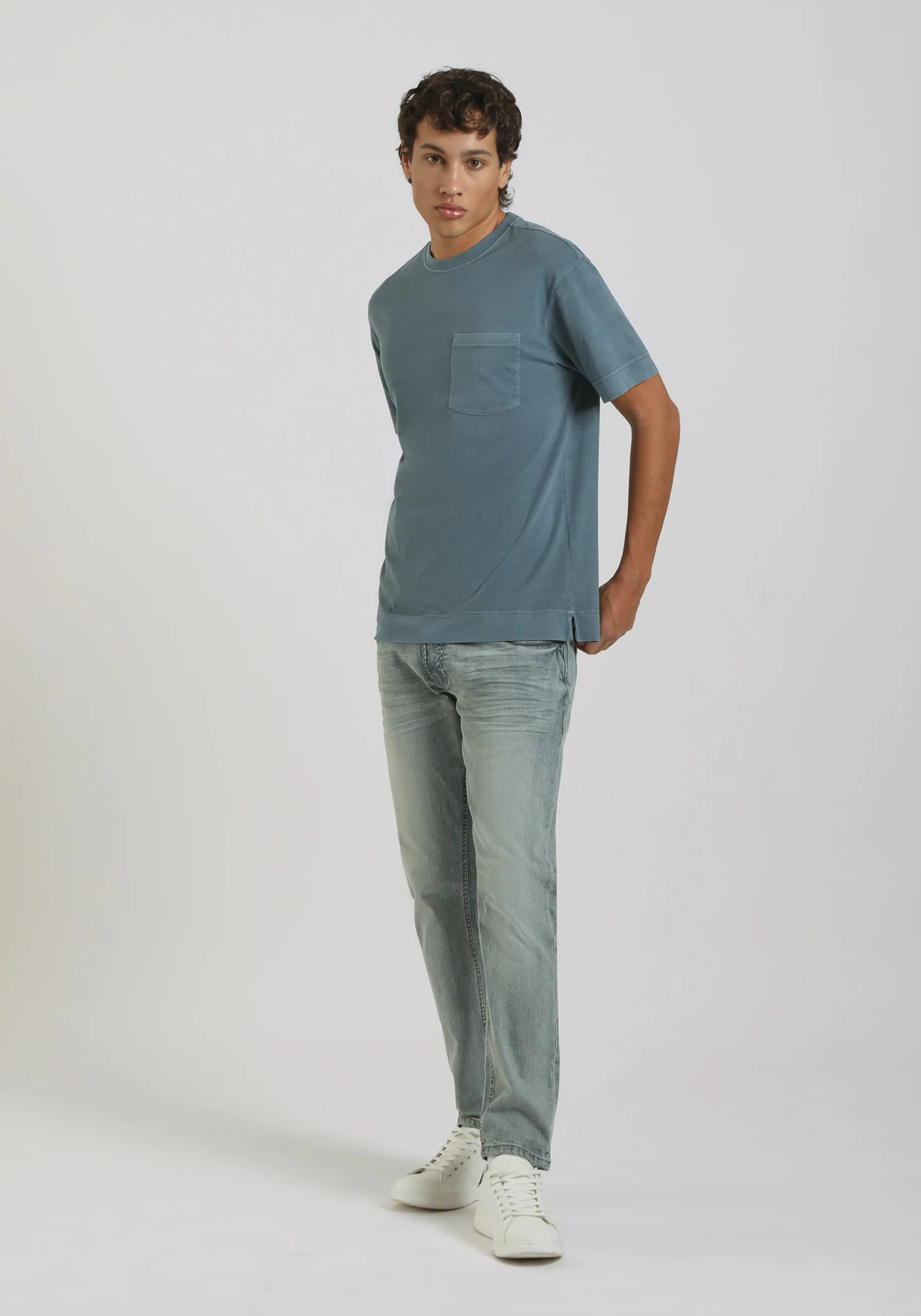 T-shirt effetto lavato con taschino - Image 5