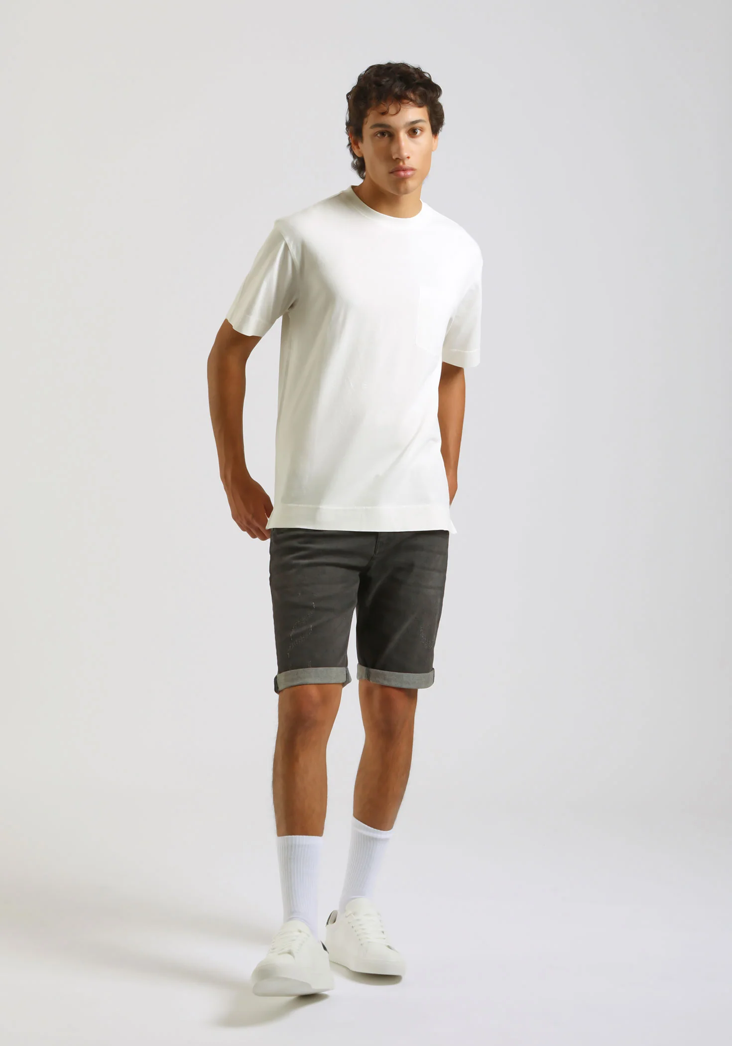 T-shirt effetto lavato con taschino - Image 5